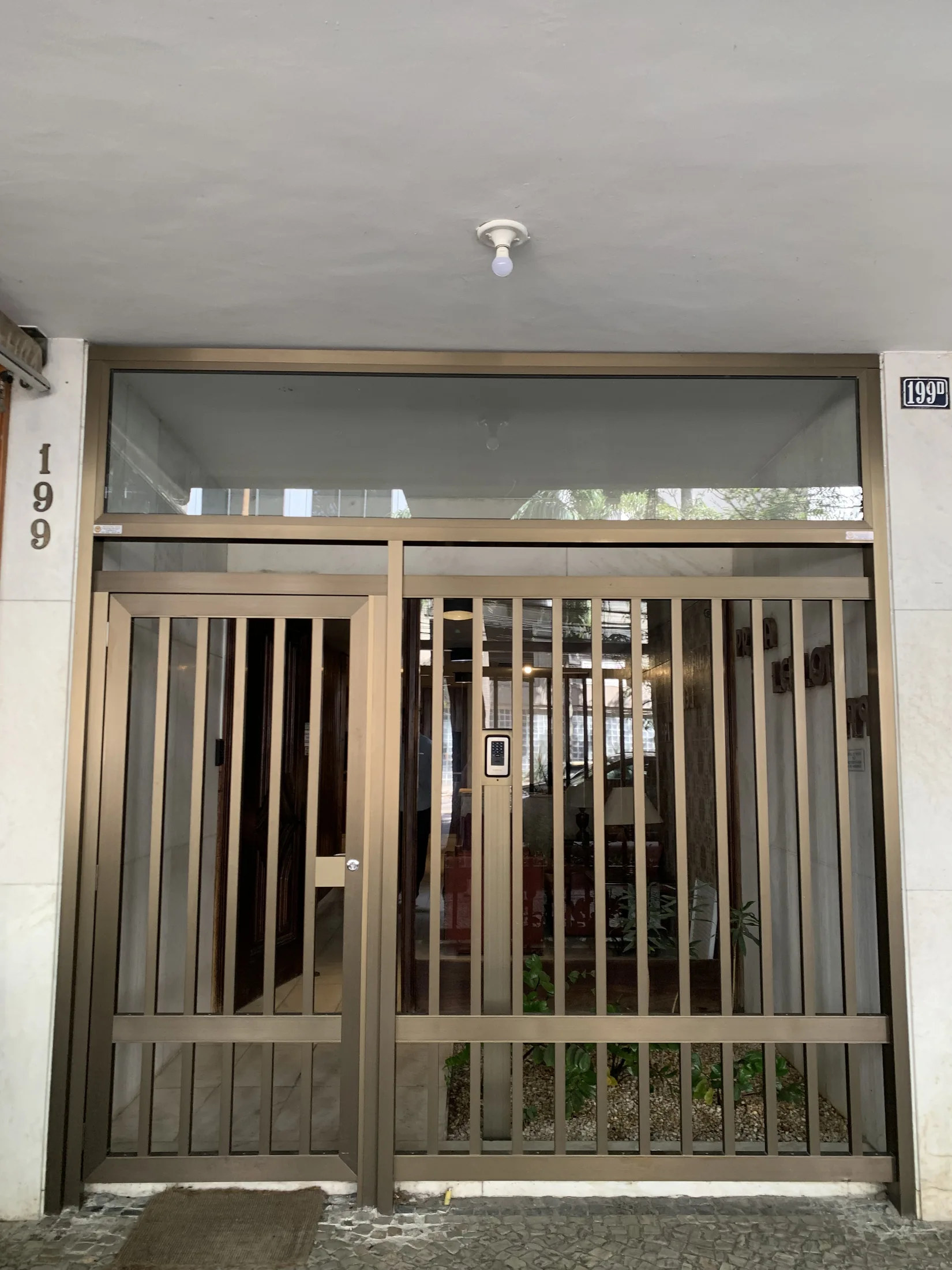 Condomínio Residencial, Leblon — início da obra, fachada de acesso com portão metálico e interfone